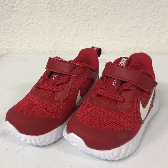Nike Unisex-Child Red Size 4C Revolution 5 Pre School Running Shoe - Picture 3 of 7